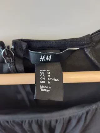 Vestido negro con cinturón dorado