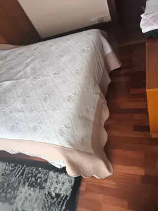 Colcha cubrecamas beige y blanco