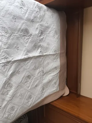 Colcha cubrecamas beige y blanco