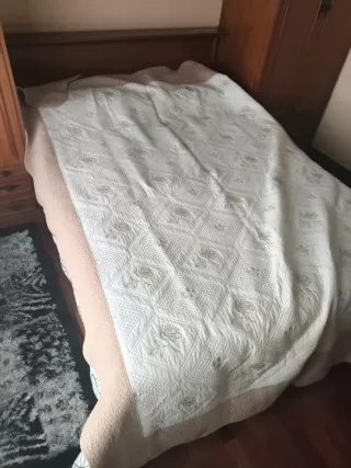 Colcha cubrecamas beige y blanco