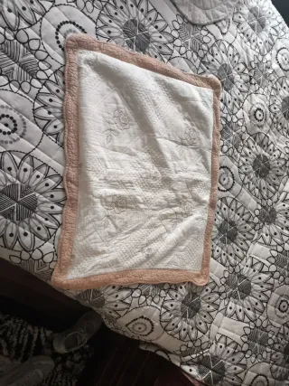 Colcha cubrecamas beige y blanco