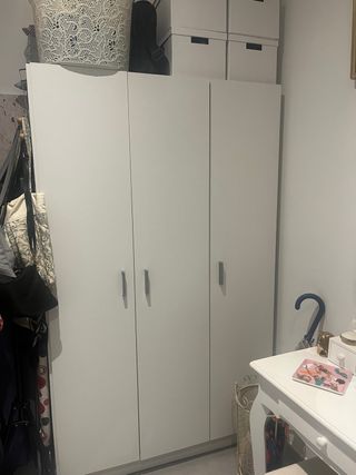 Armario blanco de madera