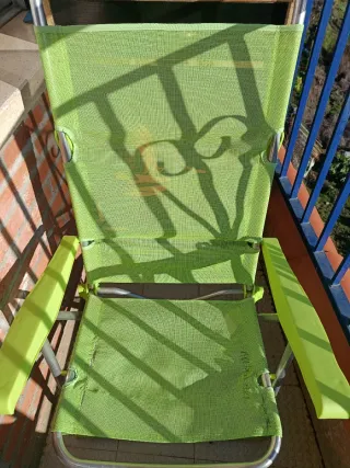 Silla plegable verde y plateada