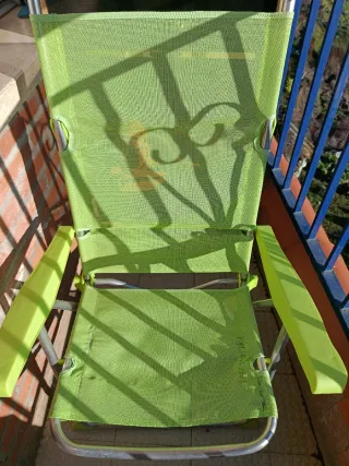 Silla plegable verde y plateada