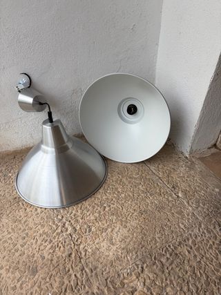 Lámparas de metal plateadas y blancas