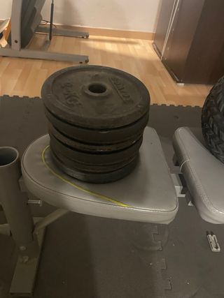 Banco de pesas con barra , predicador y mancuernas