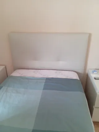 Cabecero, base, colchón y almohada