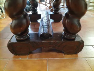 Mesa antigua de madera (extensible )con 6 sillas .