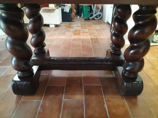 Mesa antigua de madera (extensible )con 6 sillas .