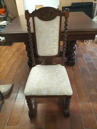 Mesa antigua de madera (extensible )con 6 sillas .