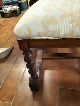 Mesa antigua de madera (extensible )con 6 sillas .