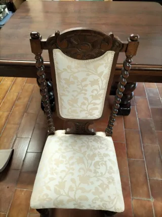 Mesa antigua de madera (extensible )con 6 sillas .