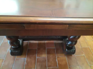 Mesa antigua de madera (extensible )con 6 sillas .