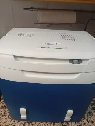 Nevera eléctrica de viaje azul