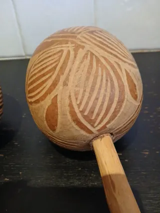 Maracas de madera con diseño