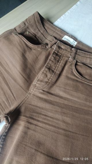 Pantalón loneta Stradivarius marrón