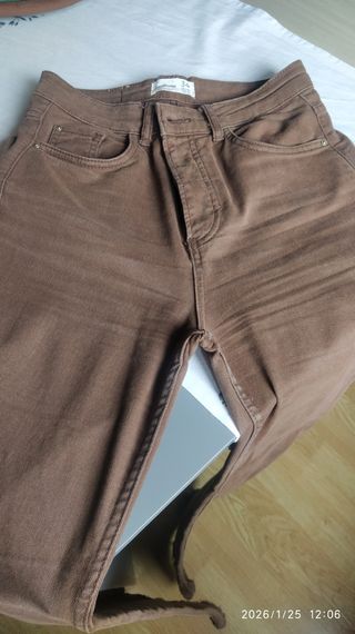 Pantalón loneta Stradivarius marrón
