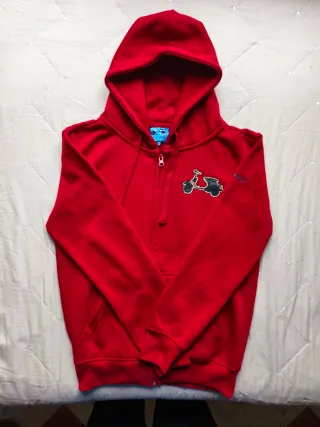 Sudadera roja con capucha y cremallera