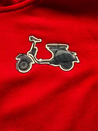 Sudadera roja con capucha y cremallera