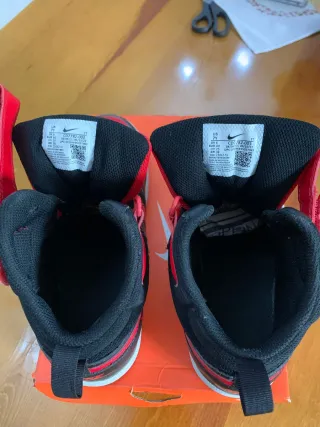 Zapatillas Nike Negras y Rojas Talla X