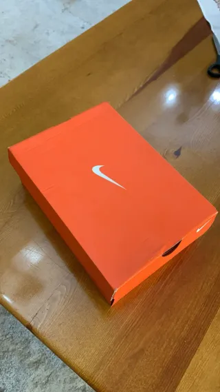 Zapatillas Nike Negras y Rojas Talla X