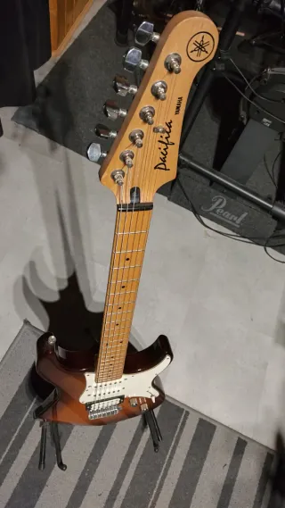 Guitarra Yamaha Pacifica 112V con pastillas Fender