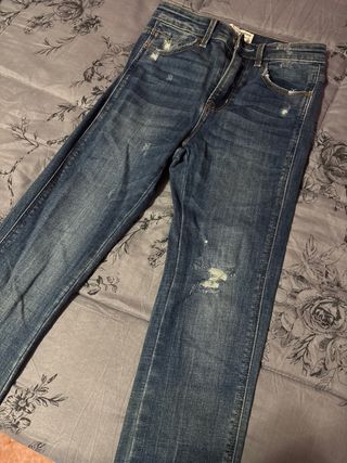 Pantalones vaqueros desgastados