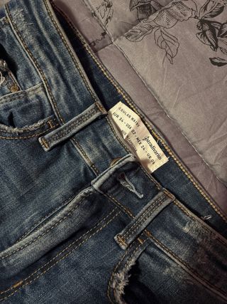 Pantalones vaqueros desgastados