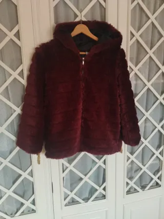 Chaquetón de pelo con capucha Color burdeos