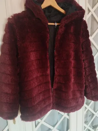 Chaquetón de pelo con capucha Color burdeos
