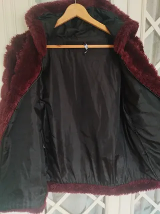 Chaquetón de pelo con capucha Color burdeos