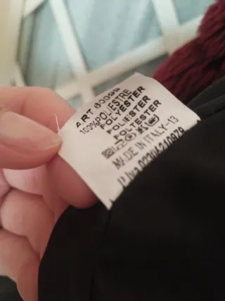 Chaquetón de pelo con capucha Color burdeos