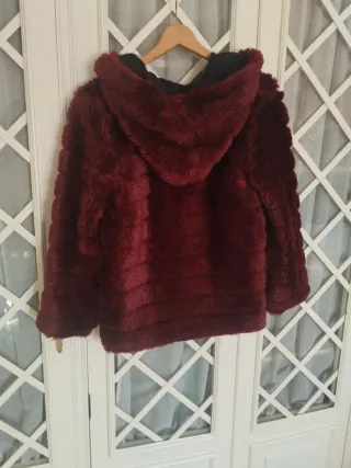 Chaquetón de pelo con capucha Color burdeos
