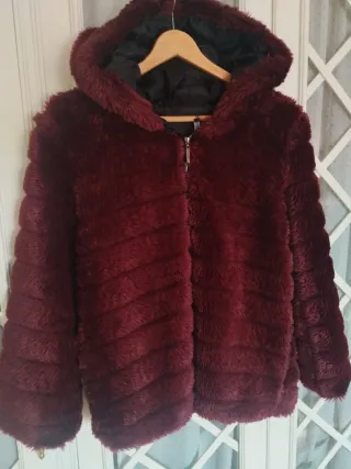 Chaquetón de pelo con capucha Color burdeos