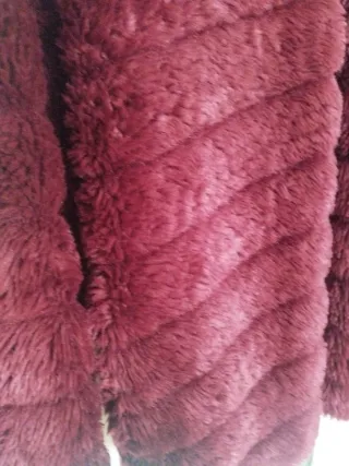 Chaquetón de pelo con capucha Color burdeos