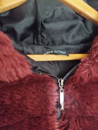 Chaquetón de pelo con capucha Color burdeos