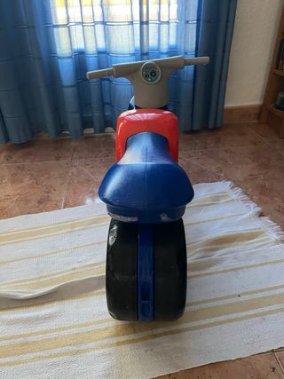 Moto infantil azul y roja