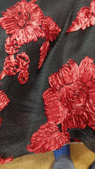 Vestido negro con flores rojas