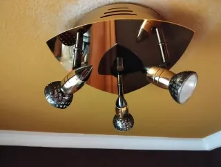 Lámparas doradas de metal y cristal