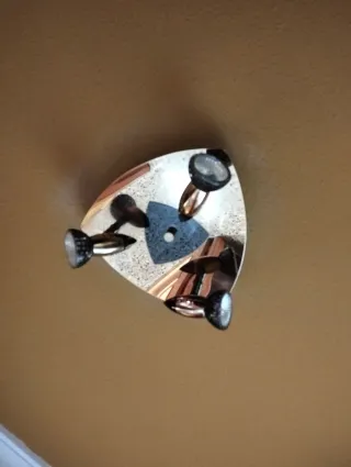 Lámparas doradas de metal y cristal