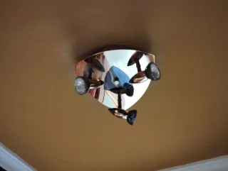 Lámparas doradas de metal y cristal