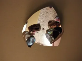 Lámparas doradas de metal y cristal