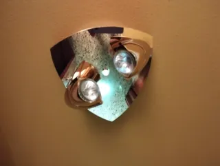 Lámparas doradas de metal y cristal