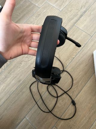 Cascos con micrófono negros y detalles naranjas.