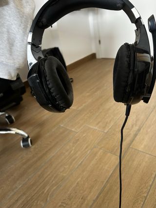 Cascos con micrófono negros y detalles naranjas.