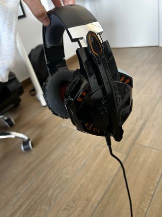 Cascos con micrófono negros y detalles naranjas.