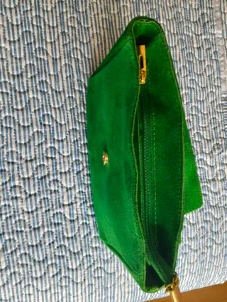 Sandalias y bolso ante verde y dorado