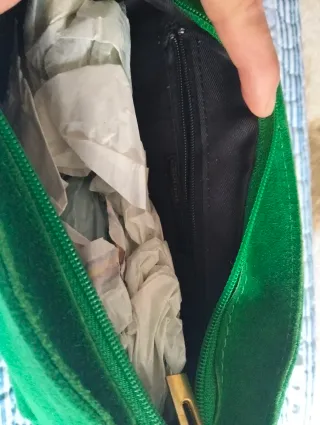 Sandalias y bolso ante verde y dorado