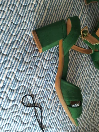 Sandalias y bolso ante verde y dorado
