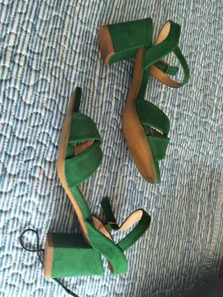 Sandalias y bolso ante verde y dorado